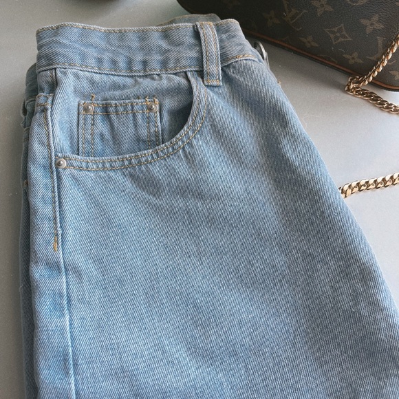 High Waisted Light-Wash Raw Hem Jeans - Picture 5 of 9
